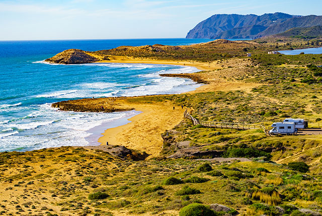 Vista de la costa con caravana rv camping en la orilla del mar, España