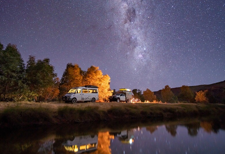 Camper unter dem Sternenhimmel im Outback von Australien
