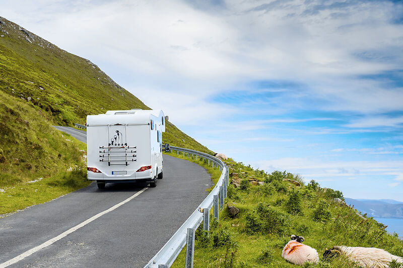 Ein Wohnmobil fährt entlang einer schmalen Straße in Irland