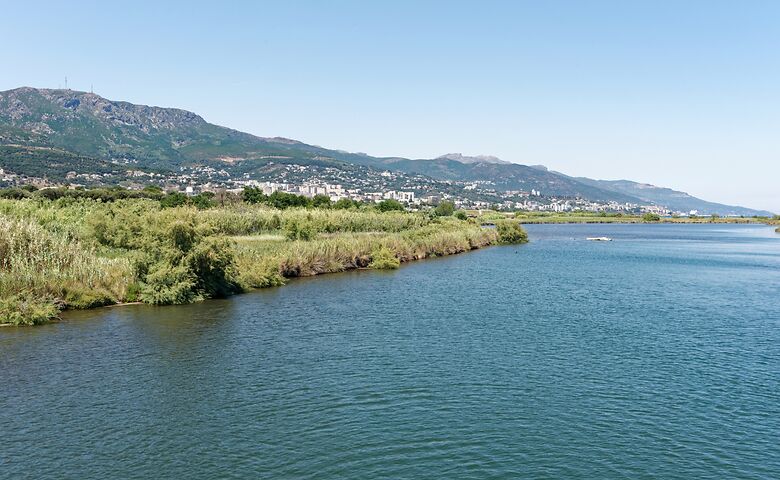 Krajobraz jeziorny na Korsyce