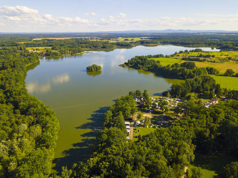 Wohnmobile campen an einem See in Tschechien