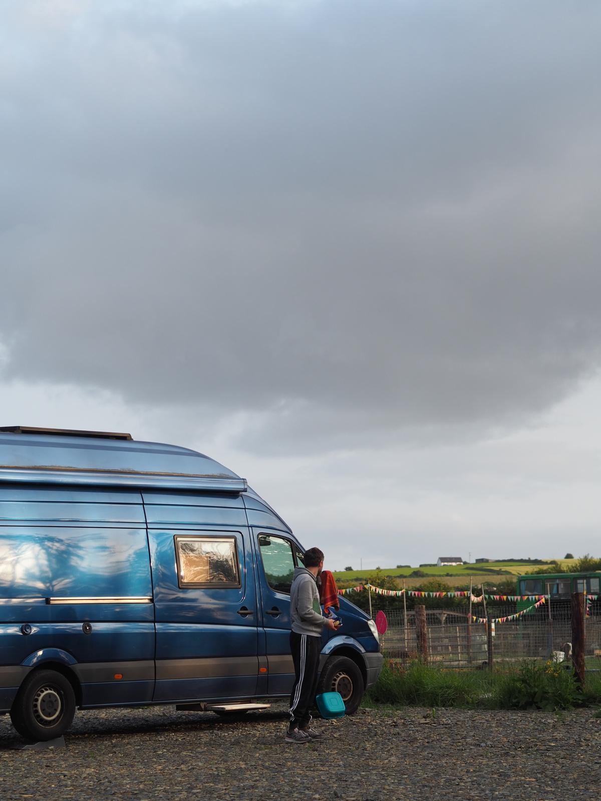 Man met camper in Ierland 