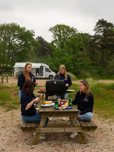 Freundesgruppe grillt auf dem Campingplatz