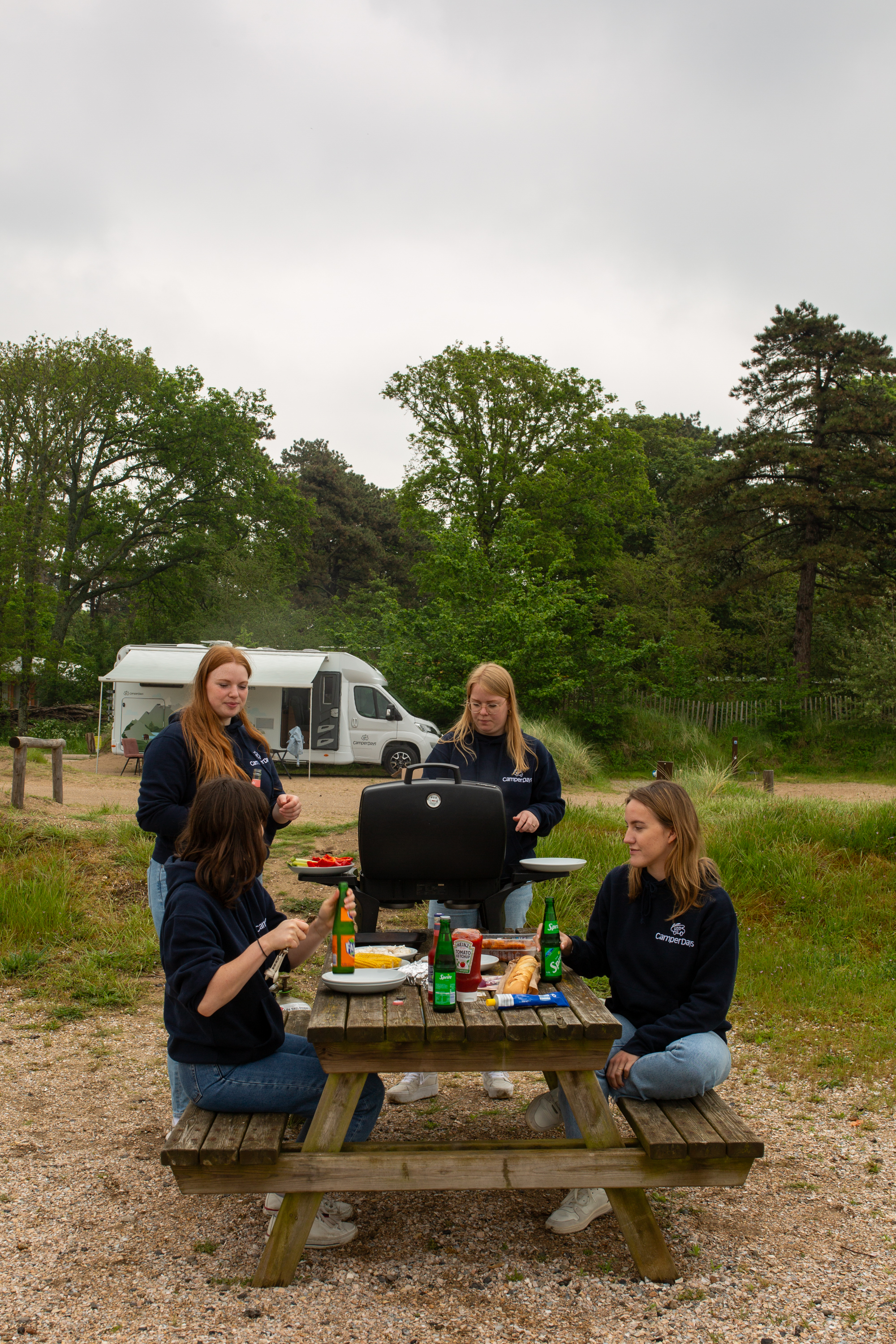 Freundesgruppe grillt auf dem Campingplatz