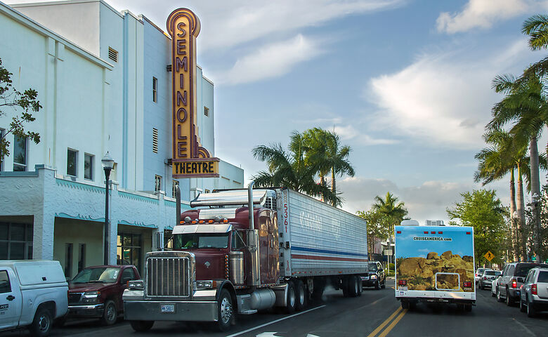 Wohnmobil fährst durch die Straßen von Miami