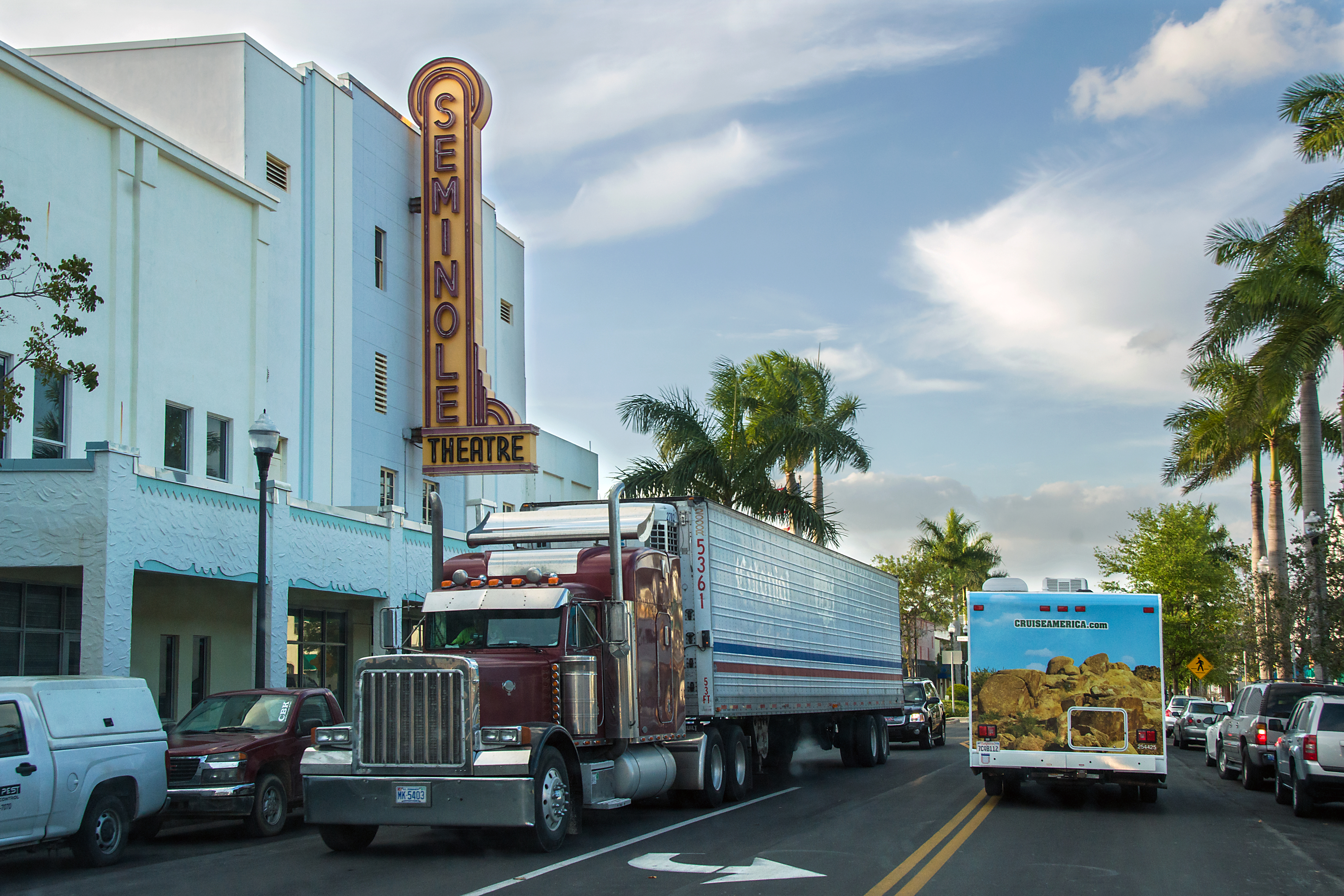Wohnmobil fährst durch die Straßen von Miami