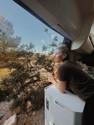 Frau überwintert in Spanien im Camper
