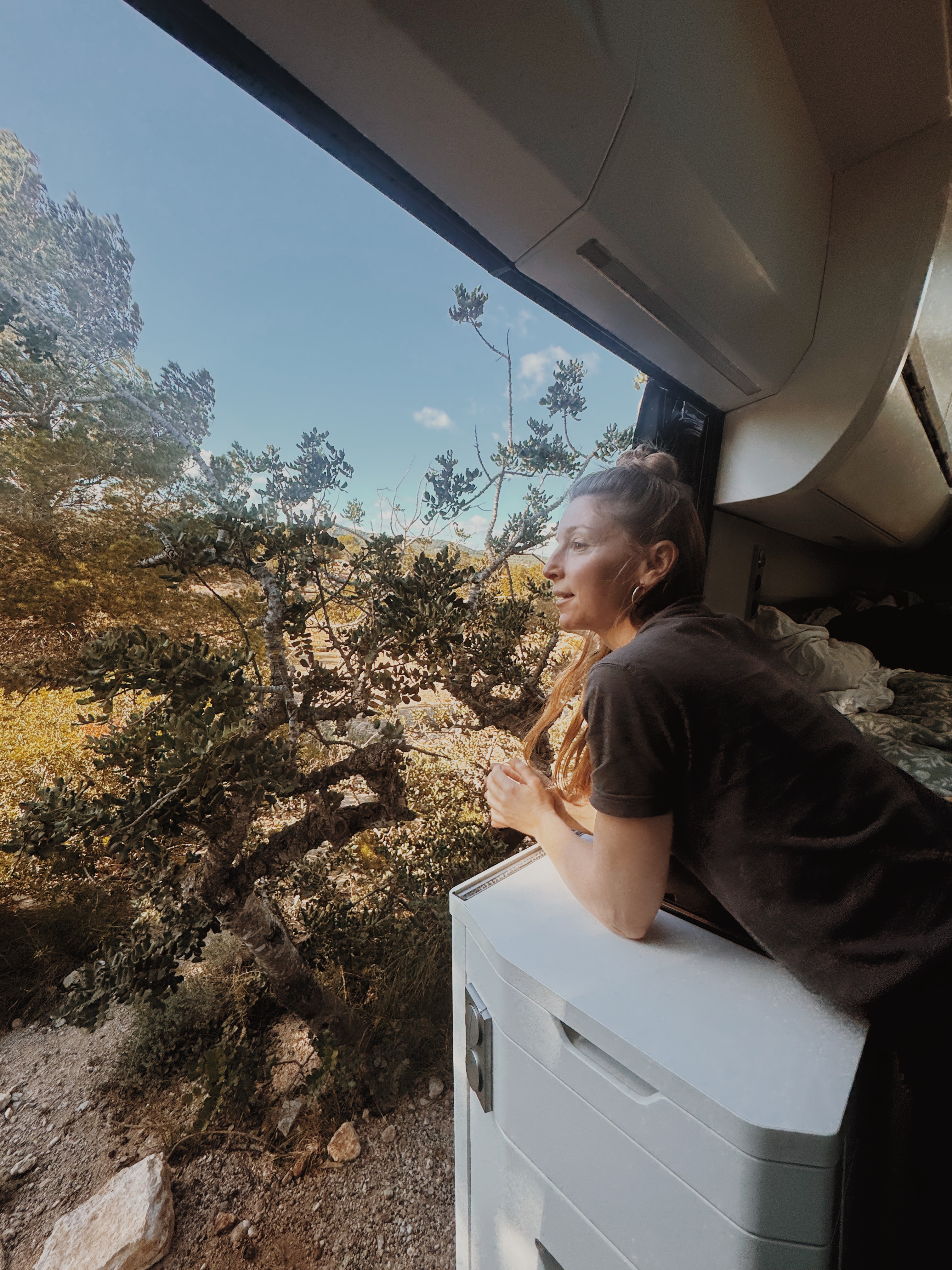 Frau überwintert in Spanien im Camper