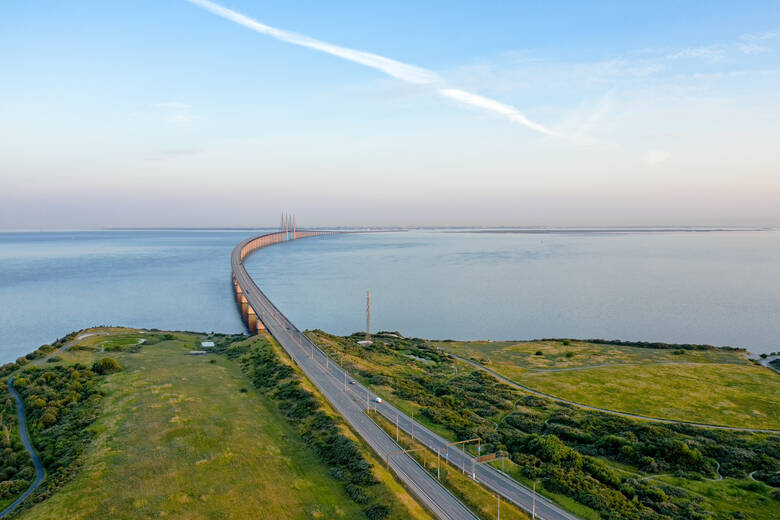 Wohnmobil fährt über die Öresundbrücke nach Schweden