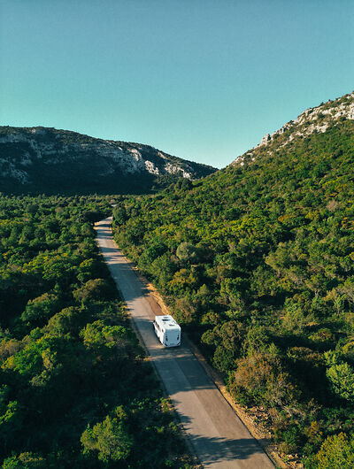 Wohnmobil auf Straße auf Sardinien