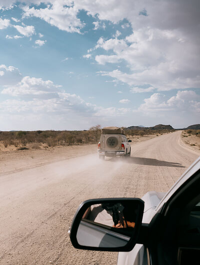 Camper in der Wüste in Namibia