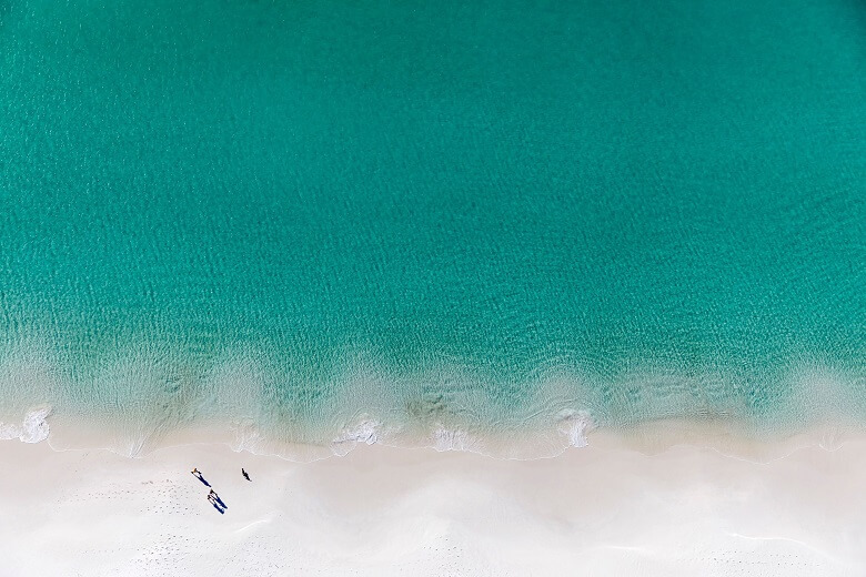 Blaues Wasser und weißer Sand an einem Strand in Australien