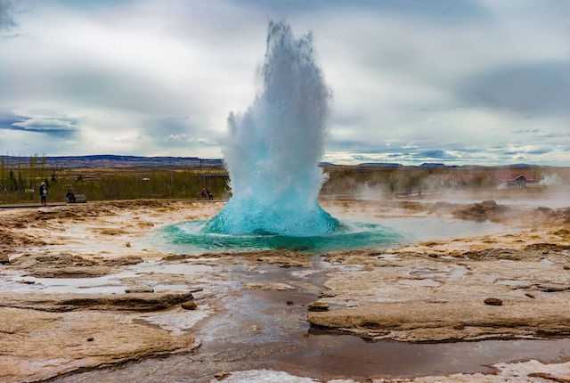 One of the most spectacular experiences in Iceland: a geyser in the geothermal area.