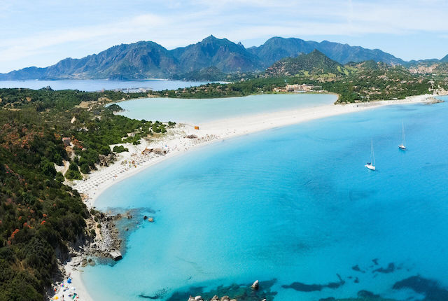 Vue aérienne de Villasimius et de la plage de Porto Giunco, Sardaigne, Italie