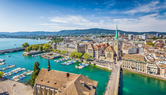 Vista aérea del centro de Zúrich con el río Limmat, Suiza