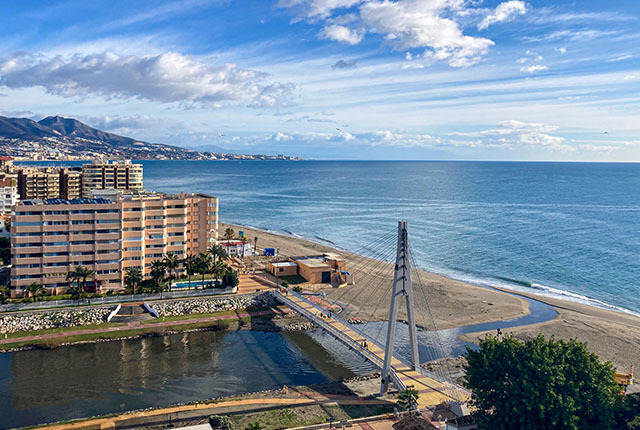 Paisaje urbano y paseo marítimo desde el castillo Sohail en Fuengirola, España