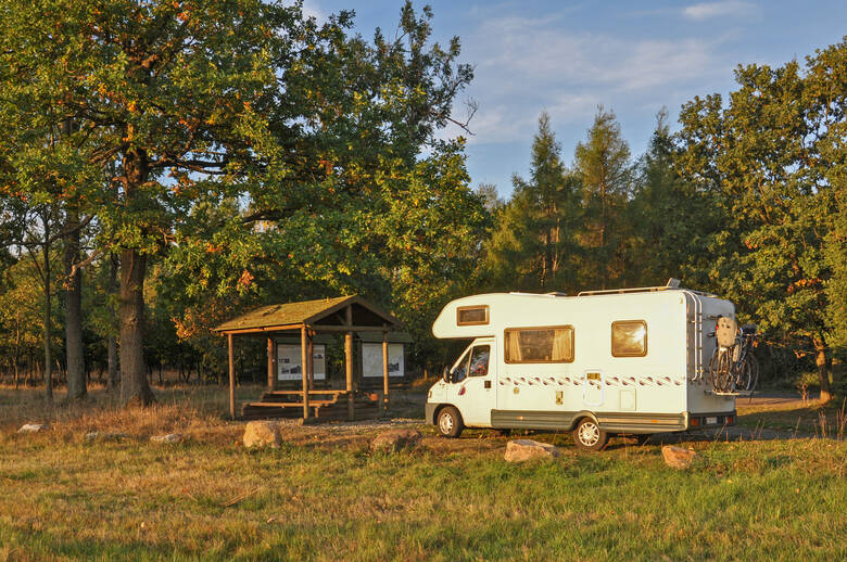 Wohnmobil campt in einem Nationalpark in Tschechien