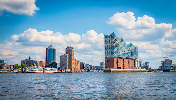Vista del puerto de Hamburgo y de la sala de conciertos Elbphilharmonie