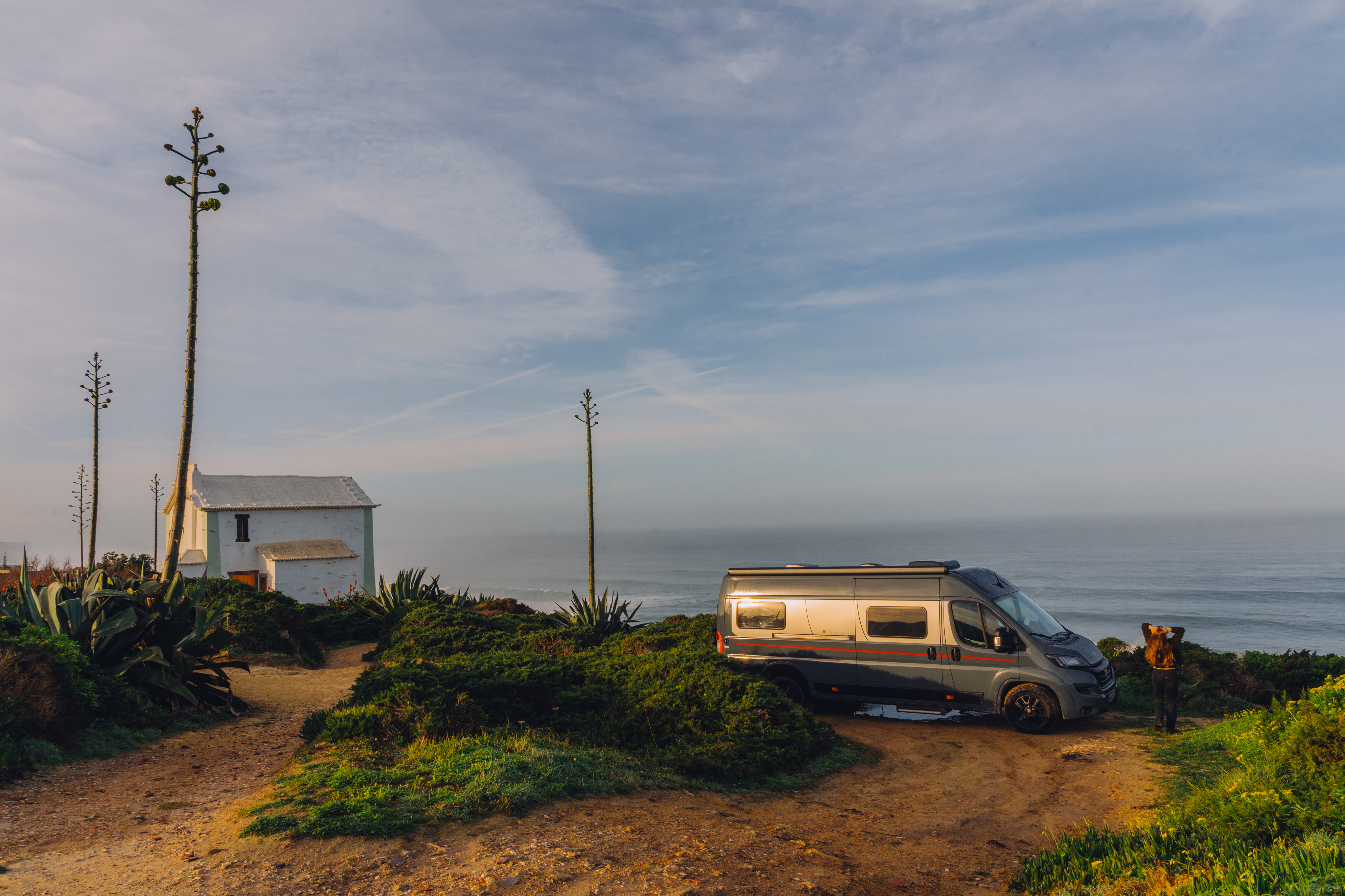 Frau mit Camper in Portugal am Meer
