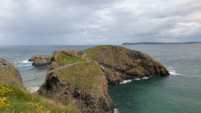 Hängebrücke über dem Meer am Giant's Causeway in England