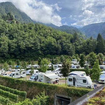 Wohnmobil-Stellplatz vor einer Bergkulisse in Col du Lautaret