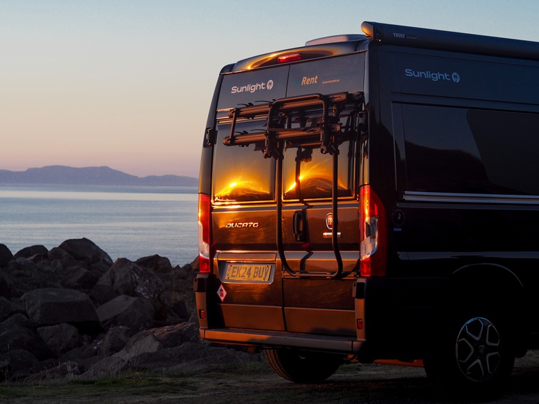 Camper in Schottland am Meer bei Sonnenuntergang 