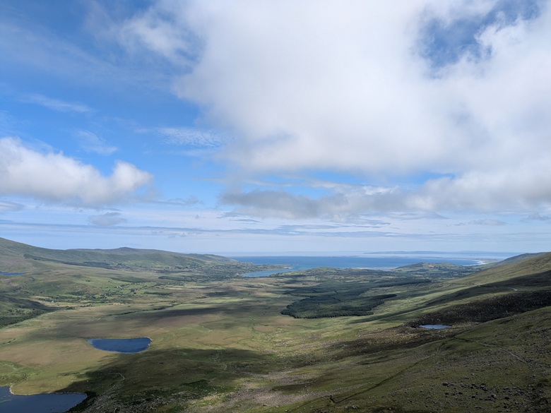 Blick von Bergpass auf die Dingle-Halbinsel mit Bergseen und Meer