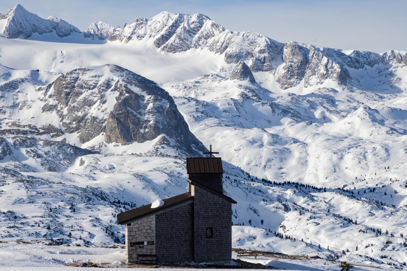 Cappella tra le montagne innevate dell'Austria