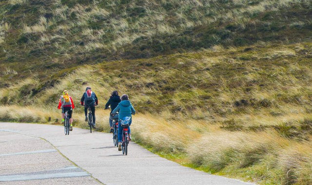 Radfahrer auf einem Radweg an der Nordsee