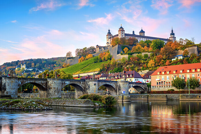 Blick auf Würzburg mit der Festung Marienberg und der Alten Mainbrücke