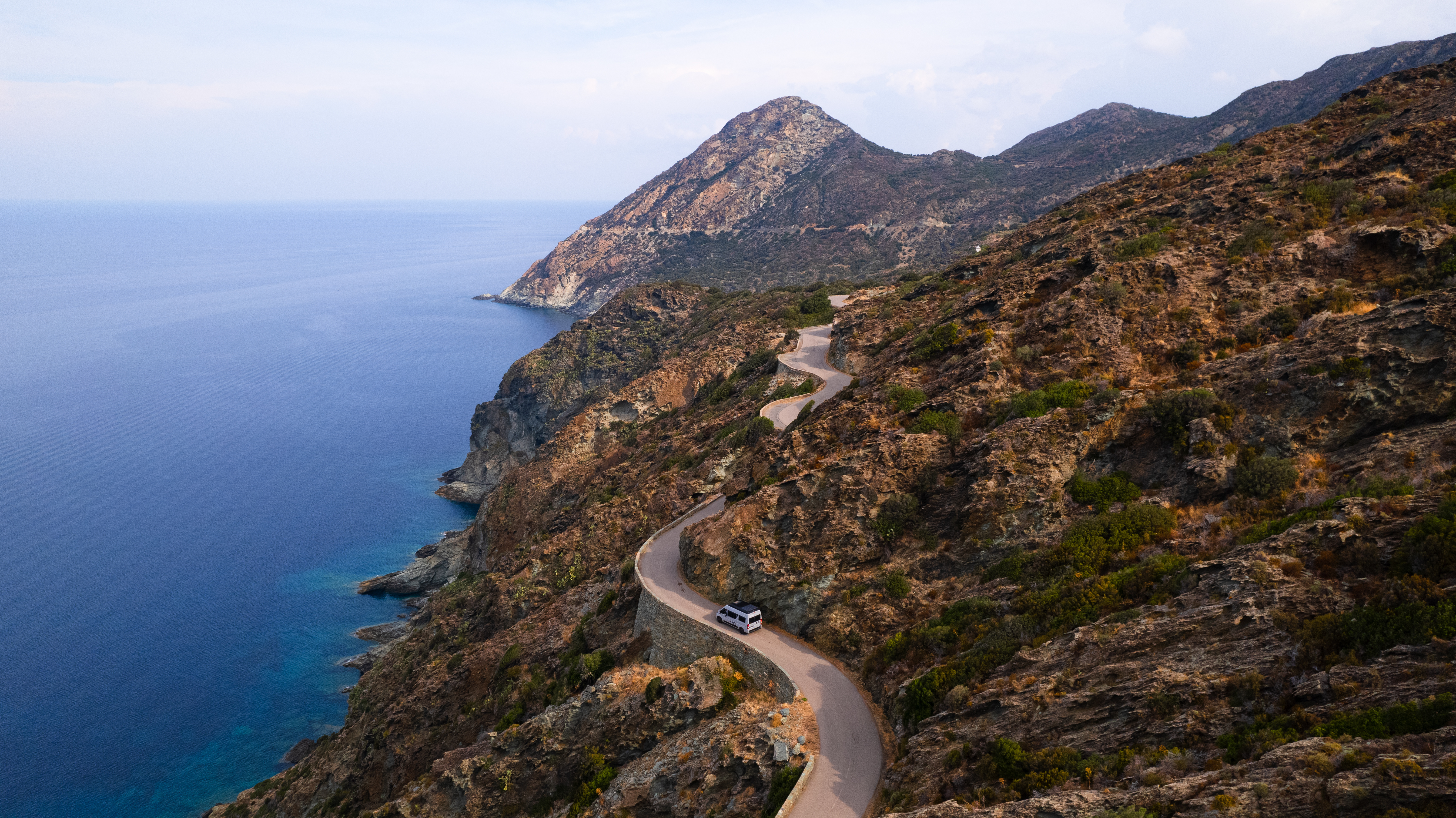 Wohnmobil auf Bergstraße auf Korsika