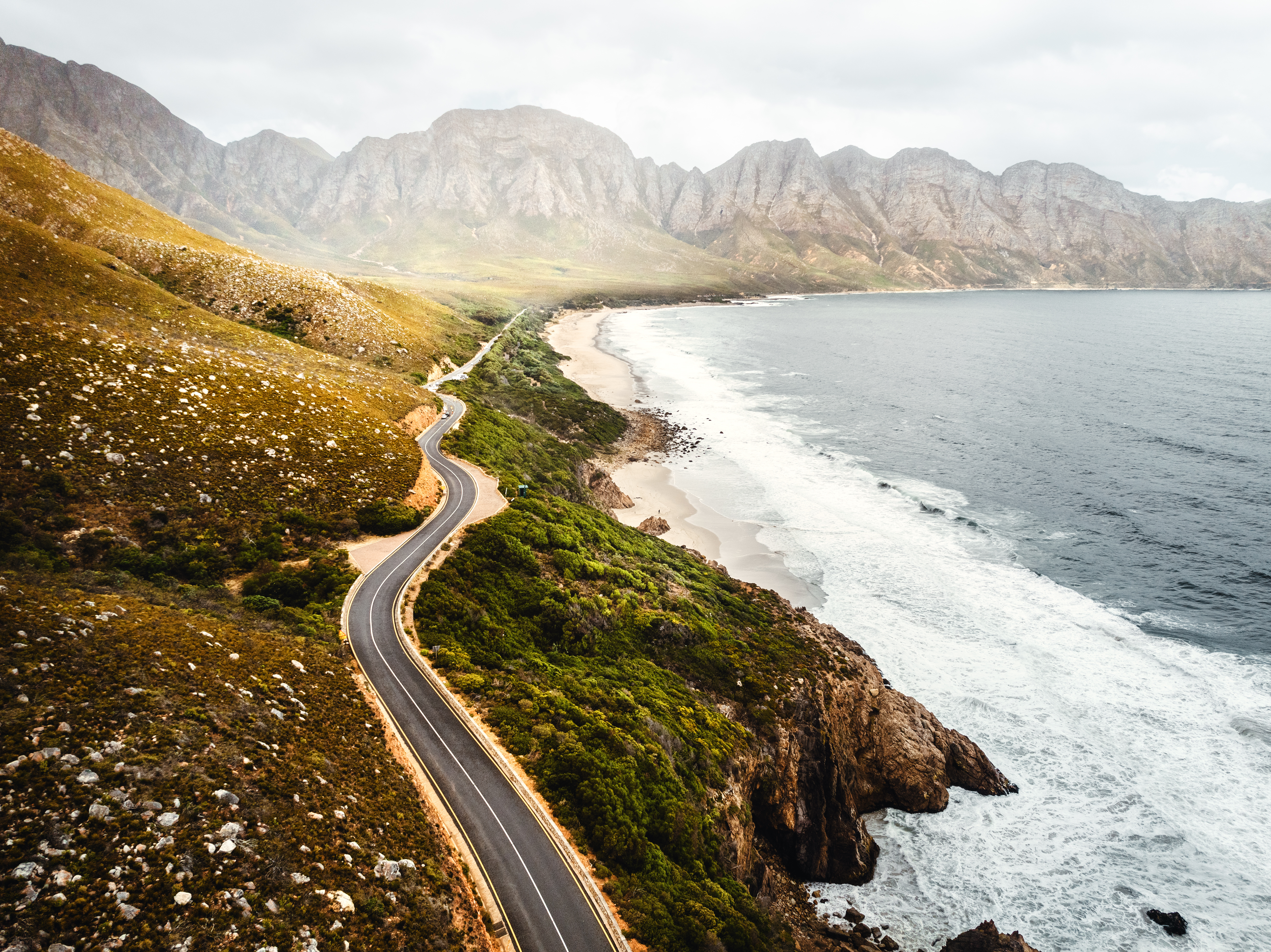 Küstenstraße Clarence Drive in Südafrika zwischen Bergen und Meer