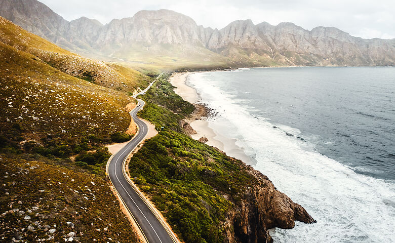 Küstenstraße Clarence Drive in Südafrika zwischen Bergen und Meer