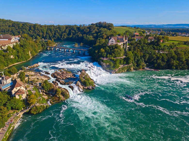 Blick auf den größten Wasserfall Europas in der Schweiz
