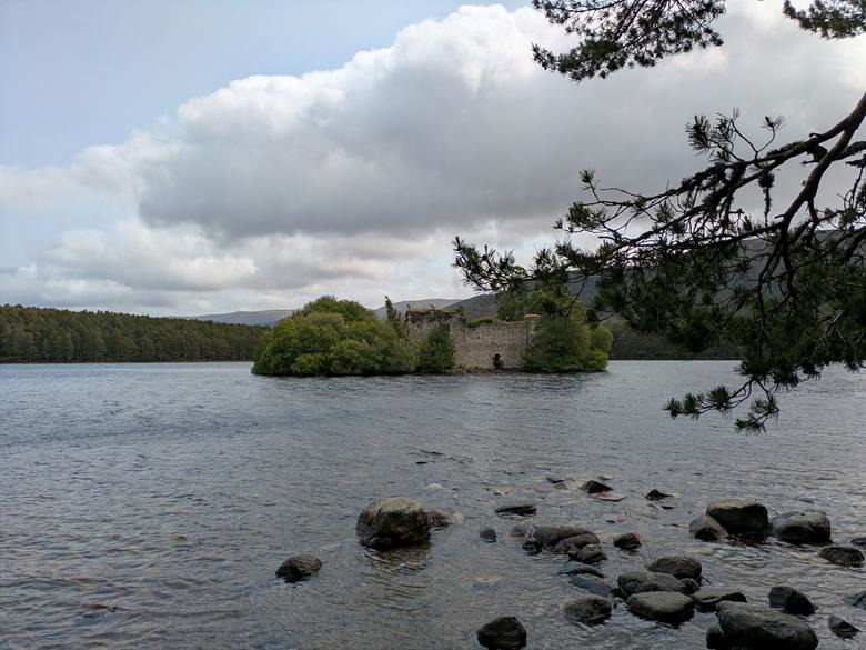 Burgruine auf einer Insel im Cairngorms National Park in Schottland