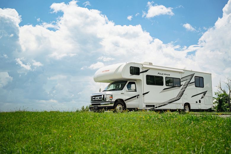 Wohnmobil C29-31 von Road Bear auf einem Campingplatz