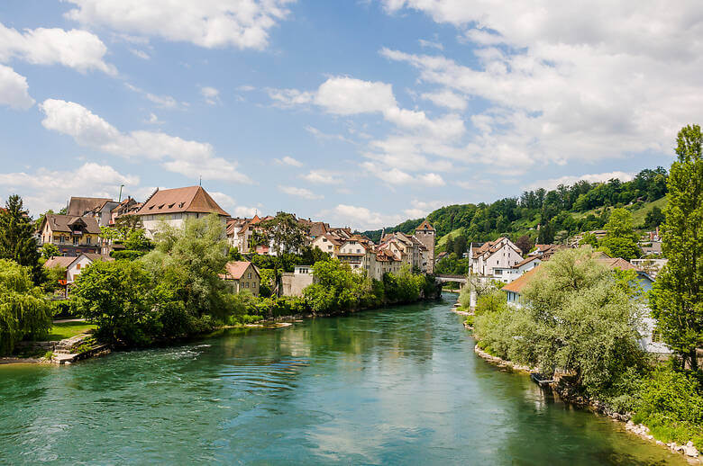 Stadt an einem Fluss in der Region Jura in der Schweiz