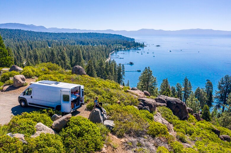 Junges Paar campt in den USA mit Blick auf den Lake Tahoe