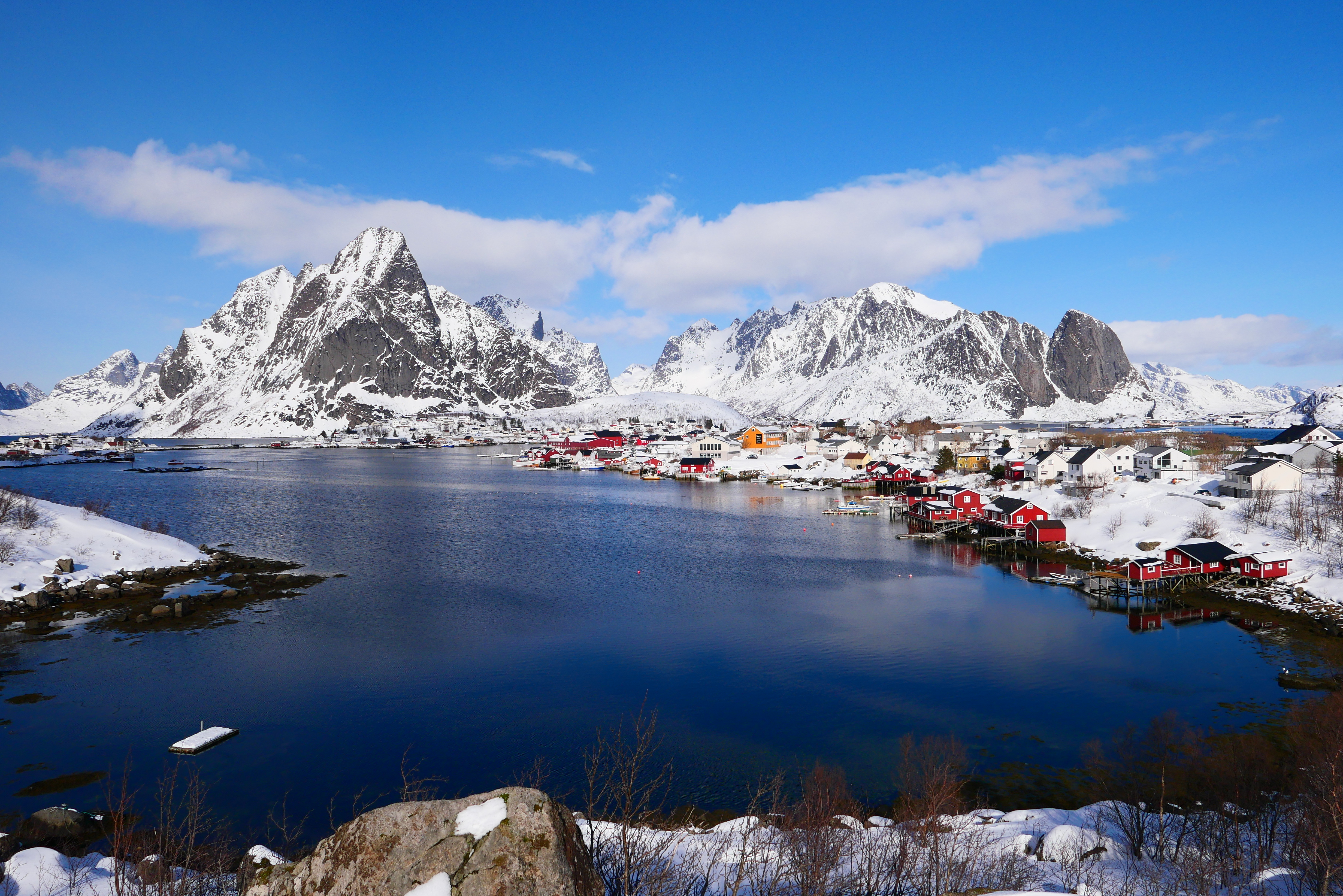 Rote Holzhäuser auf den Lofoten bei Schnee