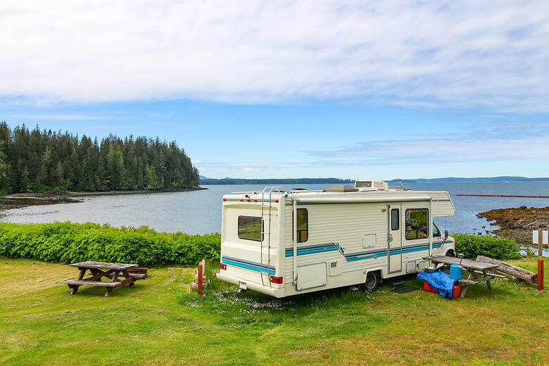 Wohnmobil campt am offenen Meer in Kanada