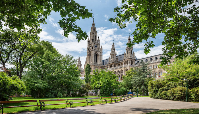 Parchi di Vienna, Austria, vista con il municipio. 