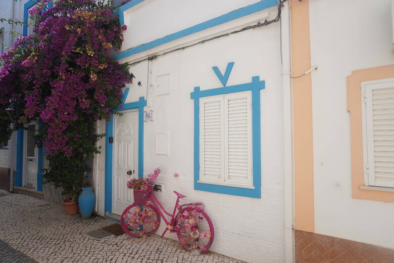 Kleine Gasse mit Fahrrad im Ort Olhão in Portugal