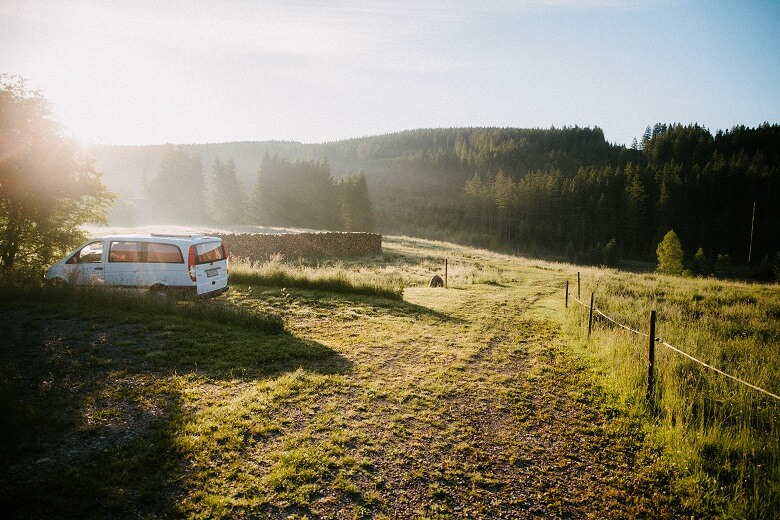 Camper auf einer Weide im Schwarzwald