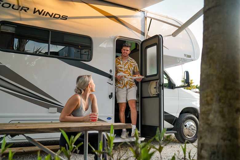 Frau und Mann vor dem Wohnmobil C22 von El Monte 