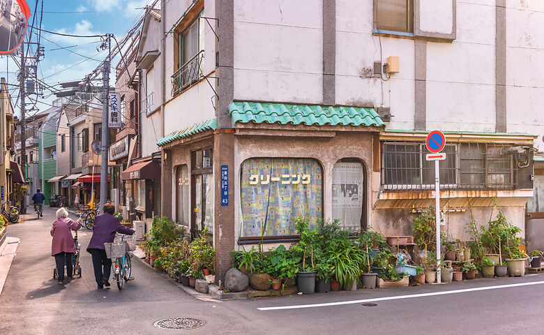 Twee oudere dames fietsen in Tokio
