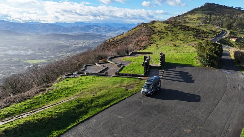 Camper parkt in den Bergen in Nordspanien