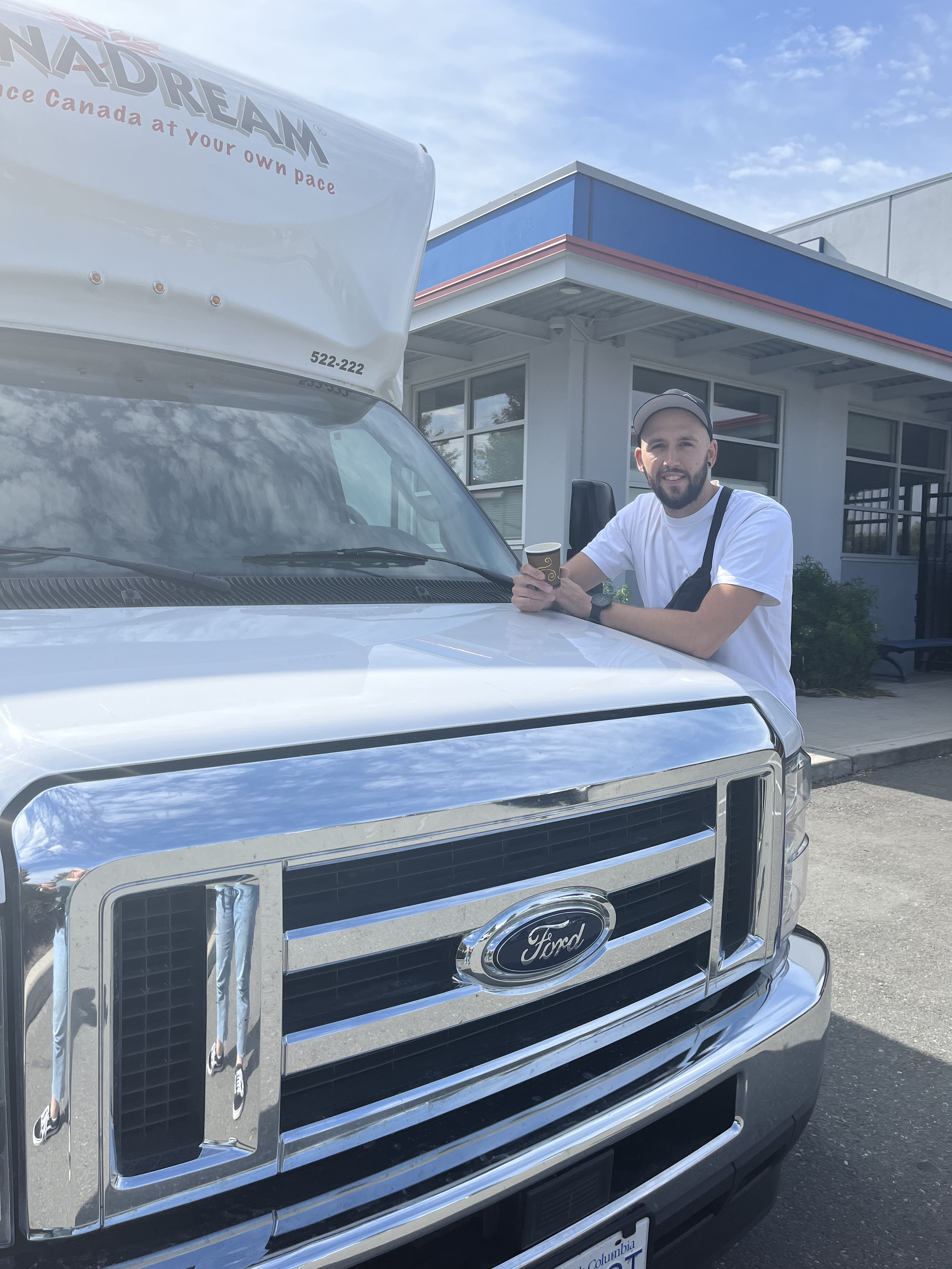 Mann an der Wohnmobil-Abholstation