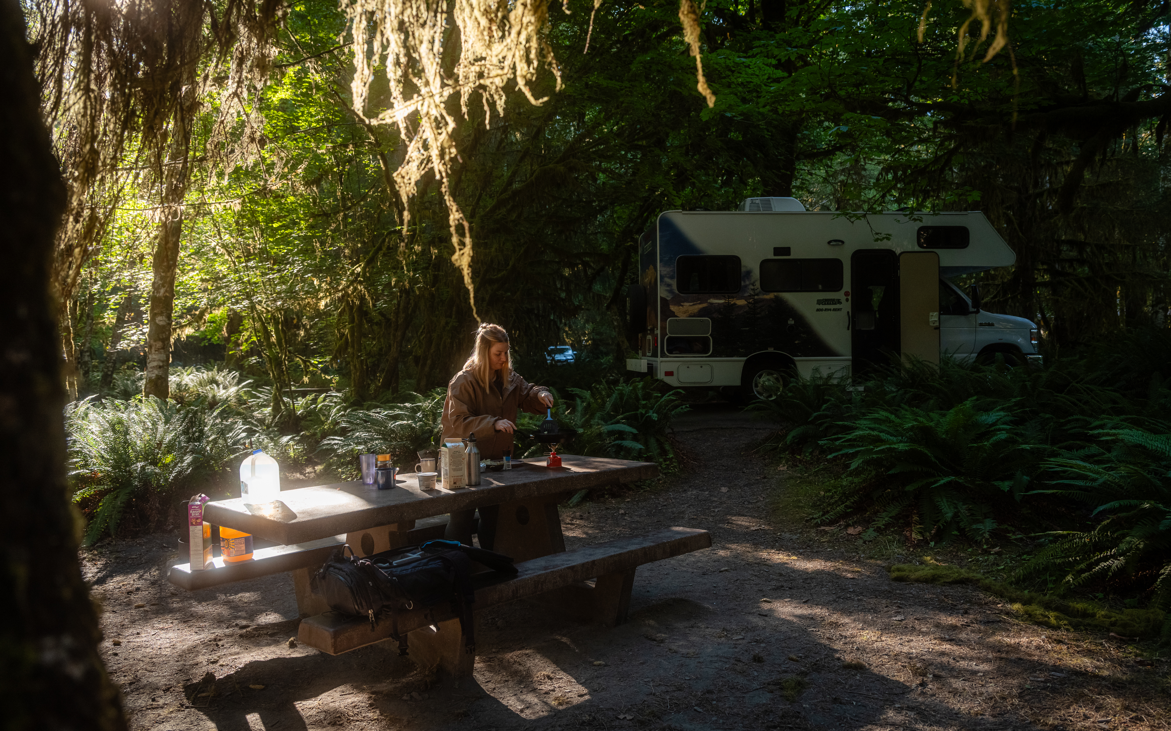 Frau auf einem Campingplatz mitten im Wald in Kanada
