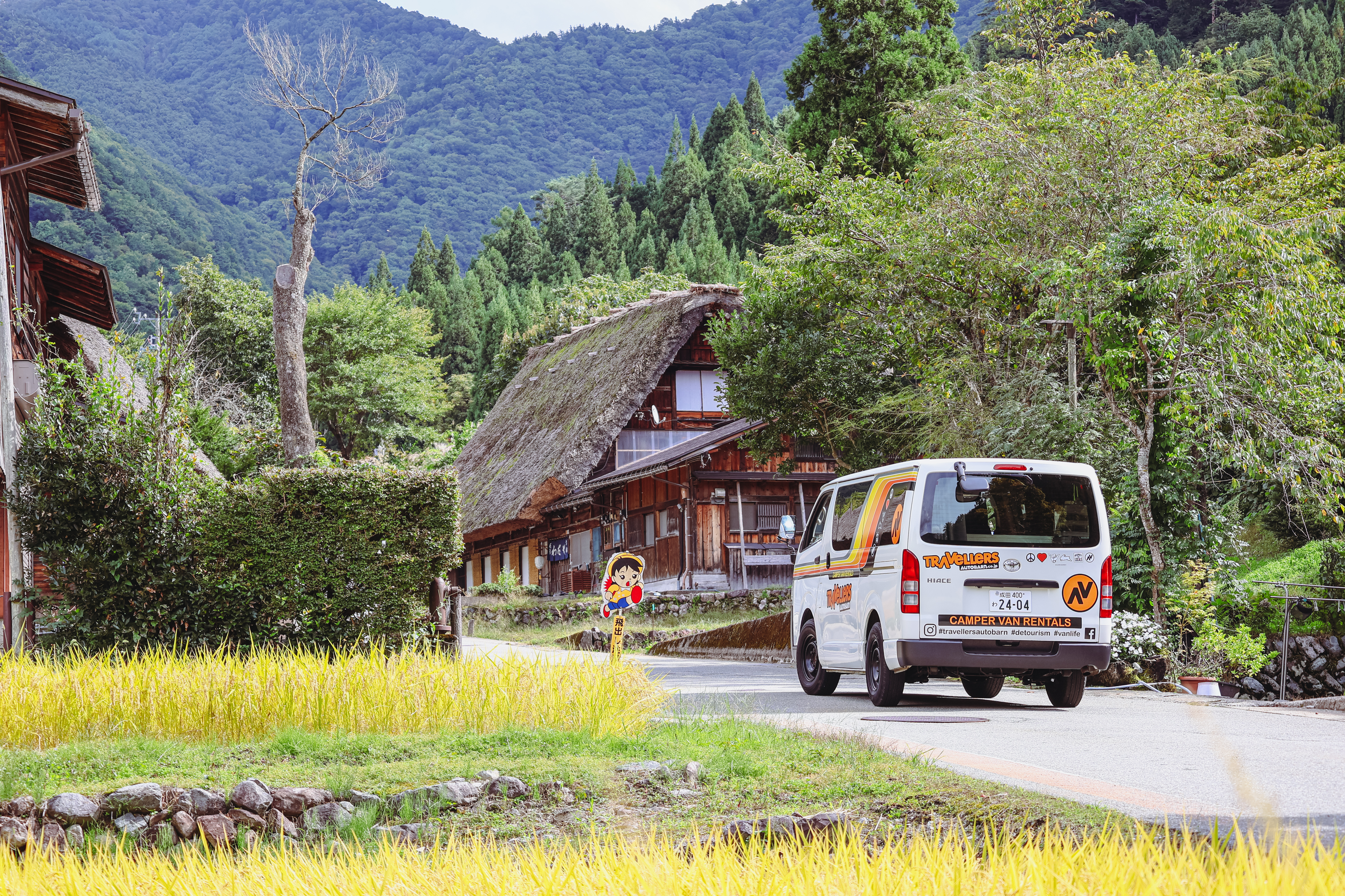 Camper in einem Dorf in den japanischen Alpen