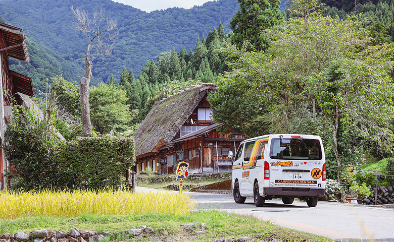 Camper in einem Dorf in den japanischen Alpen